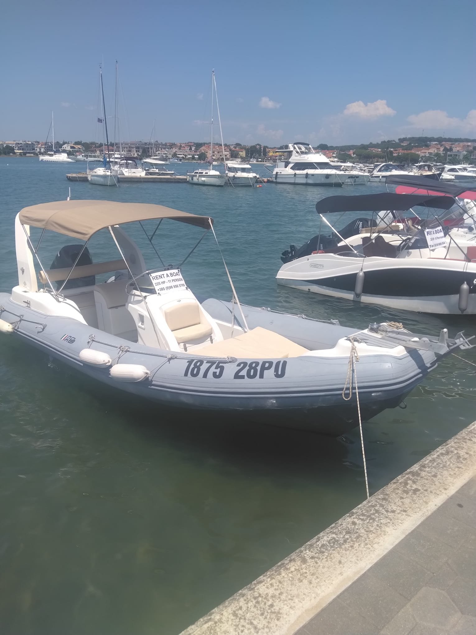Marina u Medulinu s usidrenim brodovima